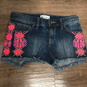 Rosy cut off look embroidered shorts
